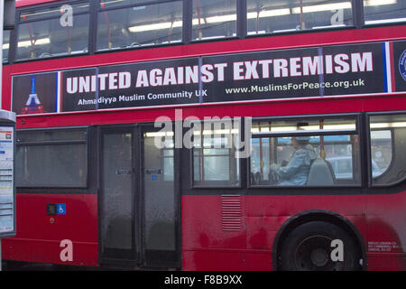 Il torneo di Wimbledon, Londra, Regno Unito. 08 Dic, 2015. Un bus rosso a due piani pubblicizza " uniti contro l'estremismo' dal Ahmadiyya comunità musulmana nella scia del francese gli attacchi di Parigi e Londra tubo accoltellato Credito: amer ghazzal/Alamy Live News Foto Stock