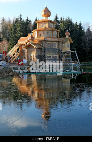Eibenstock, Germania. 3 dicembre, 2015. La nuova grande sauna russa con cupole a cipolla, che si riflette in una piscina di balneazione, all'Badegaerten (lit. giardini di balneazione) in Eibenstock, Germania, 3 dicembre 2015. La Vigilia di Capodanno, tra 80 e 120 ospiti sono dovuti a partecipare al primo sauna qui. Un totale di 500 travi di larice siberiano sono stati utilizzati per la costruzione del 20-metro-alta evento sauna. La sauna, insieme con la sua zona esterna sono dovuti ad essere completata nel mese di aprile 2016, ad un costo di 1 milioni di euro. Foto: JAN WOITAS/dpa/Alamy Live News Foto Stock