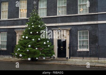 Di Downing Street albero di Natale al di fuori del numero dieci. Foto Stock