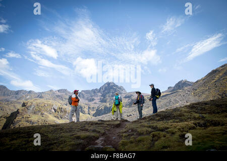 Il LARES Distretto del Perù. I turisti in un trek prendere una pausa Foto Stock