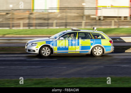 La polizia in Scozia Audi auto della polizia risponde a un incidente lungo il Kingsway West a doppia carreggiata a Dundee, Regno Unito Foto Stock