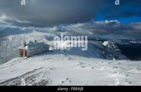 Scena invernale in montagna Ceahlau, Carpazi romeni Foto Stock