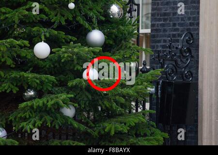 Il numero speciale 10 ninnolo appeso sull'albero di Natale al di fuori del numero dieci Foto Stock