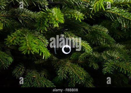 Il numero speciale 10 ninnolo appeso sull'albero di Natale al di fuori del numero dieci Foto Stock