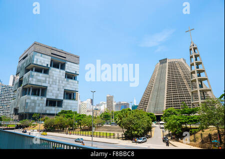 RIO DE JANEIRO, Brasile - 4 Novembre 2015: stato oil company Petrobras e la Cattedrale Metropolitana sono attrazioni Modernista. Foto Stock