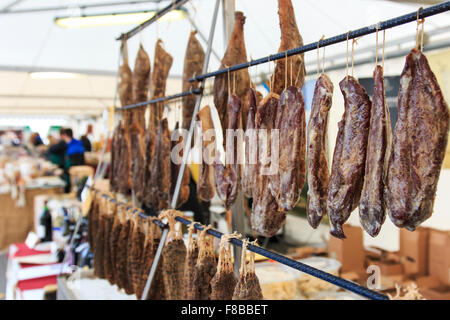 Moncalvo, Italia - Ottobre 18,2015: Vista dettagliata del salame con rispetto i cartellini del prezzo a Moncalvo fiera del tartufo. Foto Stock