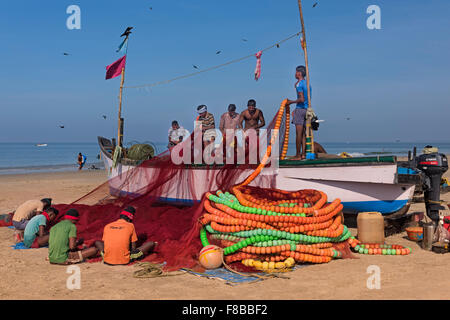 Pescatori tendono le loro reti Colva Beach Goa in India Foto Stock