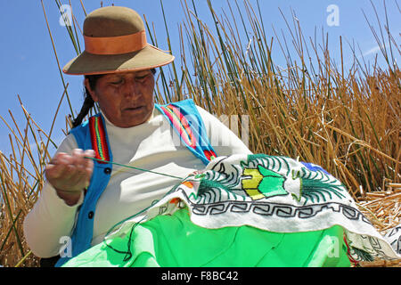 Uros donna indiana ricamare un arazzo tradizionali Foto Stock