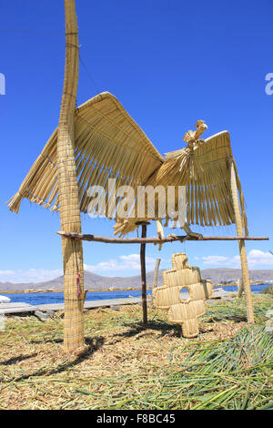 La scultura di un condor andino realizzato da essiccato Totora reed sulla Uros isole galleggianti, Lago Titicaca Foto Stock