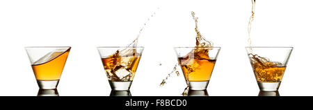 Splash di whiskey con ghiaccio isolato su bianco Foto Stock
