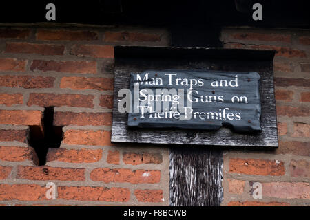 Trappole uomo segno su un vecchio fienile, Old Milverton, Warwickshire, Inghilterra, Regno Unito Foto Stock