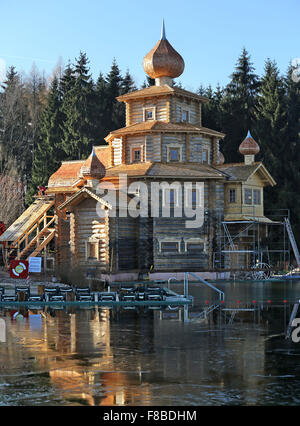 La nuova grande sauna russa con cupole a cipolla, che si riflette in una piscina di balneazione, all'Badegaerten (lit. giardini di balneazione) in Eibenstock, Germania, 3 dicembre 2015. La Vigilia di Capodanno, tra 80 e 120 ospiti sono dovuti a partecipare al primo sauna qui. Un totale di 500 travi di larice siberiano sono stati utilizzati per la costruzione del 20-metro-alta evento sauna. La sauna, insieme con la sua zona esterna sono dovuti ad essere completata nel mese di aprile 2016, ad un costo di 1 milioni di euro. Foto: JAN WOITAS Foto Stock