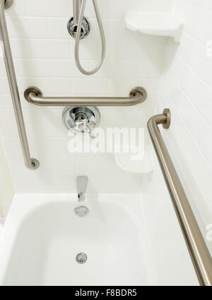 Disabile doccia Vasca da bagno con maniglioni Foto stock - Alamy