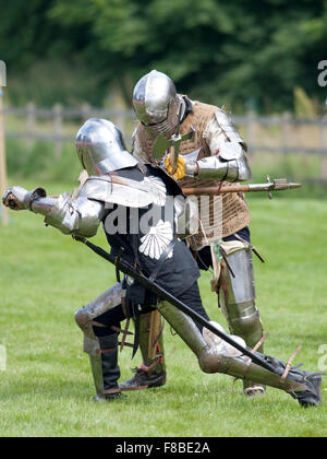 Castle Fraser, Scozia - 21 Luglio 2013: Uomini vestiti come cavalieri, dimostrando di combattere ad un medievale rievocazione evento. Foto Stock