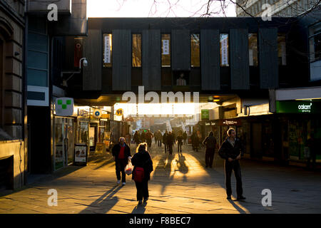 Il tardo inverno il sole in Hertford Street, Coventry, West Midlands, England, Regno Unito Foto Stock