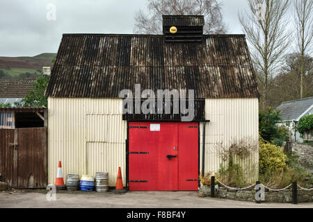 Llanbedr, metà del Galles, UK. Un vecchio ferro corrugato capannone utilizzato come un garage Foto Stock