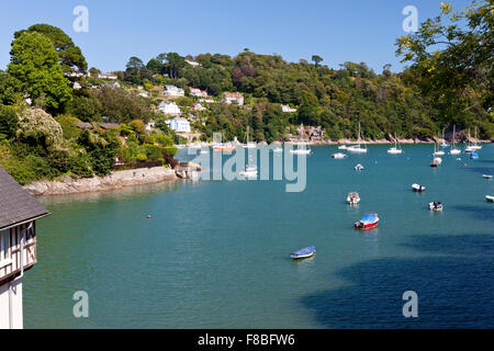 Guardando fuori dal riparo Warfleet Cove al fiume Dart a Dartmouth, Devon, Inghilterra, Regno Unito Foto Stock