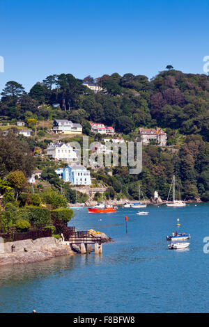 Guardando fuori dal riparo Warfleet Cove al fiume Dart a Dartmouth, Devon, Inghilterra, Regno Unito Foto Stock