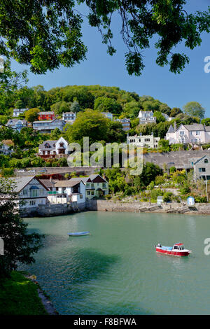 Un mix interessante di architettura stili di casa si affacciano il riparato Warfleet Cove in Dartmouth, Devon, Inghilterra, Regno Unito Foto Stock