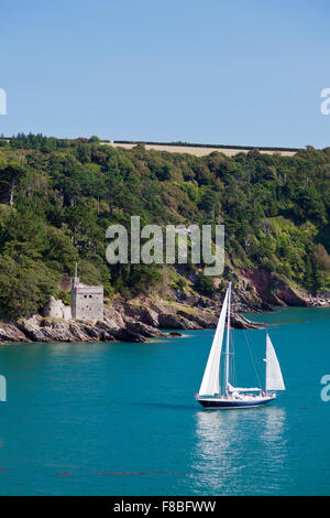 Uno yacht passa Kingswear castello presso la foce del fiume Dart, Devon, Inghilterra, Regno Unito Foto Stock