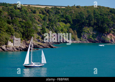 Uno yacht passa Kingswear castello presso la foce del fiume Dart, Devon, Inghilterra, Regno Unito Foto Stock