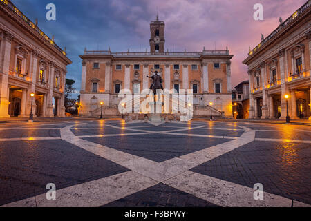 Roma. Immagine della Piazza del Campidoglio, sulla sommità del colle capitolino, con la facciata del senatore del palazzo. Foto Stock