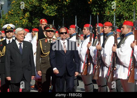 Atene. L'8 dicembre, 2015. Il Presidente greco Prokopis Pavlopoulos (L) e la visita del presidente egiziano Abdel-Fattah al-Sisi ispezionare una guardia d'onore durante una cerimonia di benvenuto in Atene, 8 dicembre, 2015. Il Presidente egiziano Abdel-Fattah al-Sisi arrivati ad Atene per partecipare a un vertice trilaterale incontro con la Grecia e Cipro che si terrà il 9 dicembre. Credito: Marios Lolos/Xinhua/Alamy Live News Foto Stock