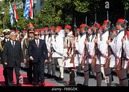 Atene. L'8 dicembre, 2015. Il Presidente greco Prokopis Pavlopoulos (L) e la visita del presidente egiziano Abdel-Fattah al-Sisi ispezionare una guardia d'onore durante una cerimonia di benvenuto in Atene, 8 dicembre, 2015. Il Presidente egiziano Abdel-Fattah al-Sisi arrivati ad Atene per partecipare a un vertice trilaterale incontro con la Grecia e Cipro che si terrà il 9 dicembre. Credito: Marios Lolos/Xinhua/Alamy Live News Foto Stock