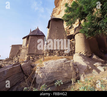 Granai in villaggio Dogon, Ireli, Mali. Foto Stock