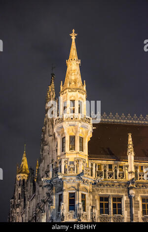 Vista notturna del nuovo municipio, Neues Rathaus, Monaco di Baviera, Germania Foto Stock