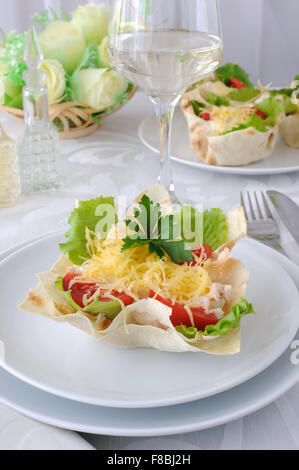 Pollo con pomodoro e formaggio in un cestello realizzato ​​of pasta fillo "" Foto Stock