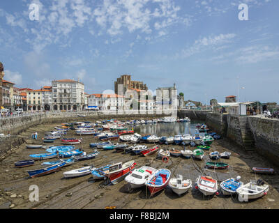 Barche da pesca in porto con la bassa marea, castro urdiales, Cantabria, SPAGNA Foto Stock
