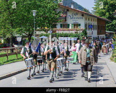Tradizionale sfilata sul schliersee chiesa giorno, kirchtag, attraverso la città, schliersee, Baviera, Germania Foto Stock
