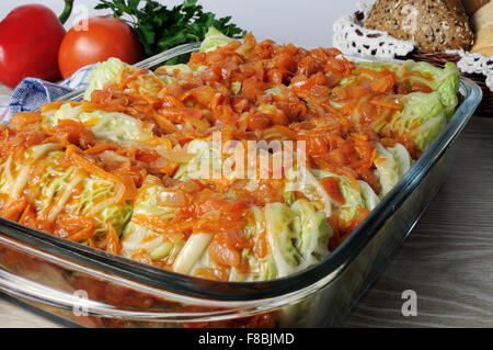 Farcito cavolo verza sotto a cipolla carota con sugo di carne Foto Stock