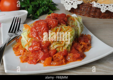 Farcito cavolo verza sotto a cipolla carota con sugo di carne Foto Stock