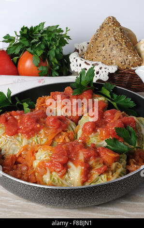 Farcito cavolo verza in una coppa sotto la cipolla e la carota con sugo di carne Foto Stock