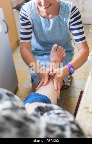 Home care aiuto assistendo donna anziana, Dordogne, Francia. Foto Stock