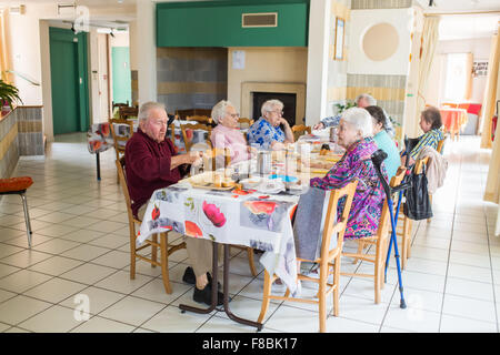 Anziani personns nel refettorio di una residenza per anziani indipendenti, Dordogne, Francia. Foto Stock