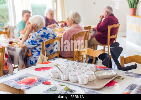 Anziani personns nel refettorio di una residenza per anziani indipendenti, Dordogne, Francia. Foto Stock