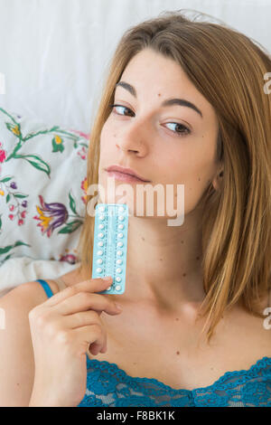 Giovane donna holding contraccezione orale pillole. Foto Stock