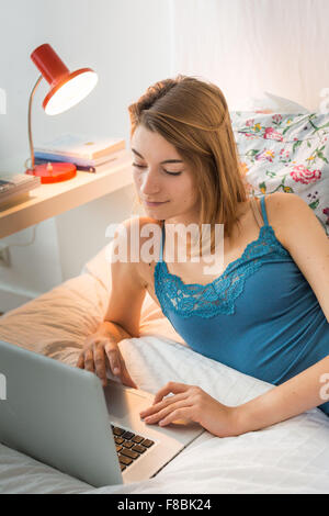 Giovane donna utilizzando laptop. Foto Stock