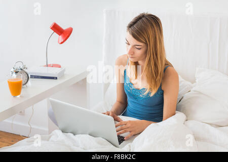 Giovane donna utilizzando laptop. Foto Stock