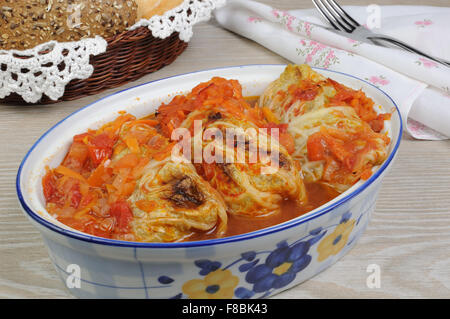 Farcito cavolo verza sotto a cipolla carota con sugo di carne Foto Stock
