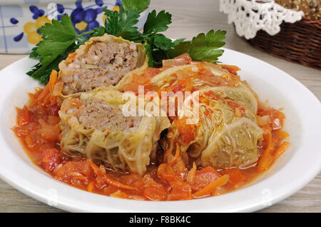 Farcito cavolo verza sotto a cipolla carota con sugo di carne Foto Stock