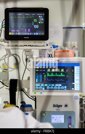 Monitor chirurgico utilizzato per monitorare i segni vitali di un paziente durante un'operazione. Foto Stock