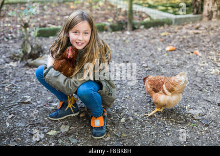 9-anno-vecchia ragazza con le galline. Foto Stock