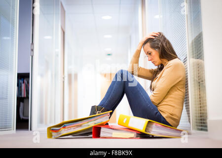 Stanco della donna sul luogo di lavoro. Foto Stock