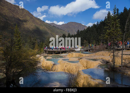 Hot Springs a Hunglong Scenic Area con i turisti nella provincia del Sichuan in Cina la008749 Foto Stock