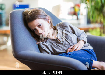 8 anni del bambino che soffre di mal di pancia. Foto Stock