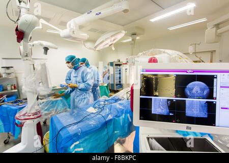 Paziente che riceve il disco intervertebrale protesi per trattare scivolato disco con rosa spina dorsale ® robot, ospedale di Amiens, Francia. Foto Stock